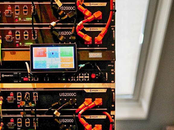 Off grid rack accu installatie
